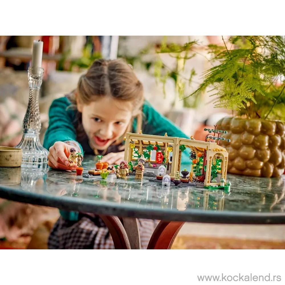 LEGO HARRY POTTER TM HOGWARTS CASTLE: HERBOLOGY CLASS 